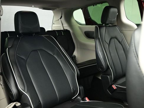 Used 2022 Chrysler Pacifica Limited image 33