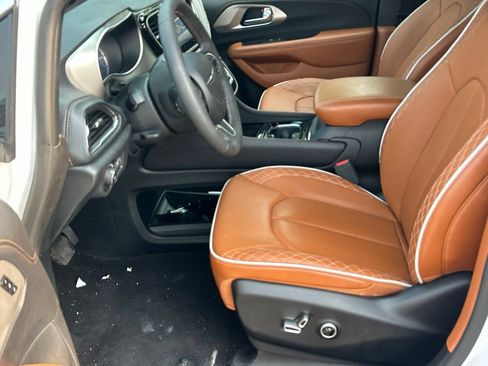 Used 2024 Chrysler Pacifica Pinnacle FWD image 11