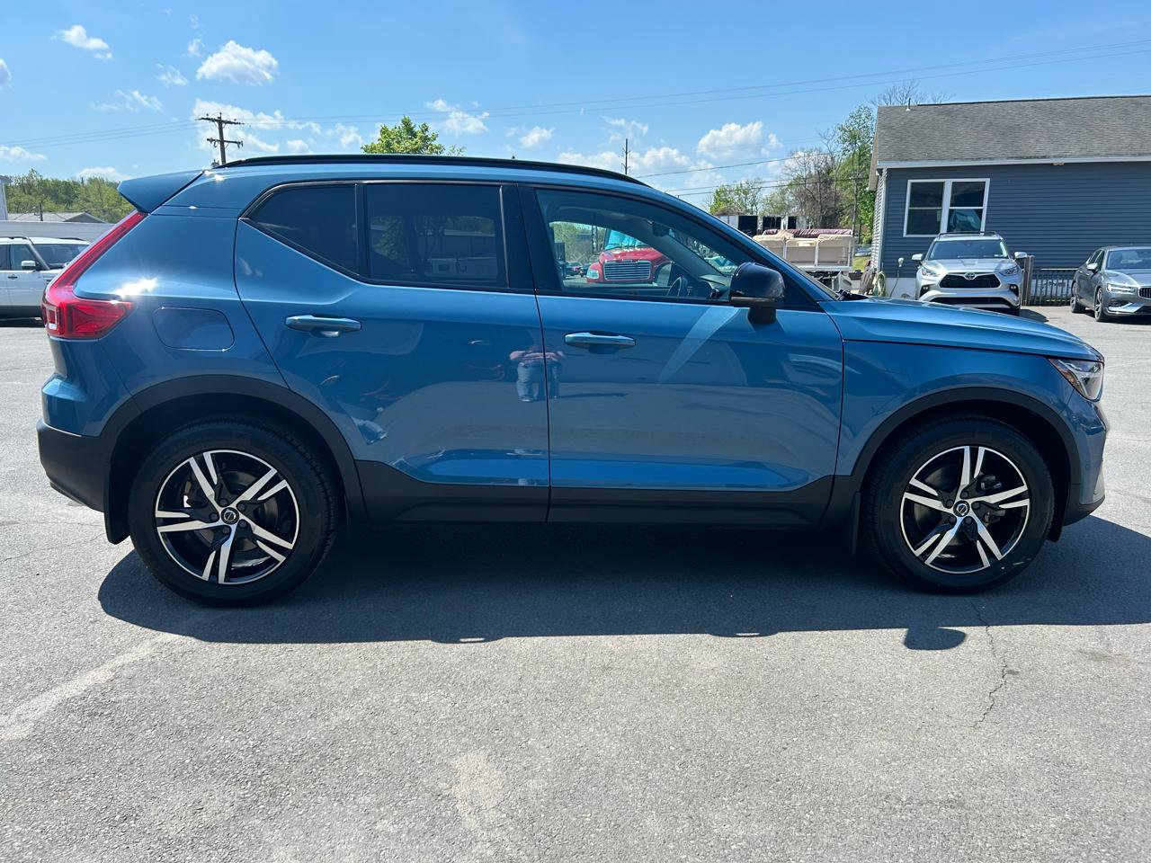 Used 2023 Volvo XC40 B5 Plus w/ Driver Assist Package AWD/4WD image 6