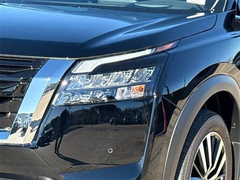 New 2025 Nissan Pathfinder Platinum image 5