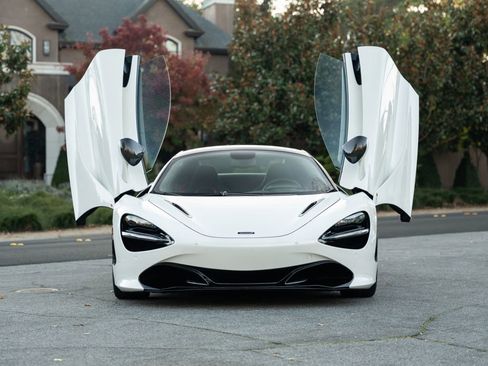 Used 2021 McLaren 720S Spider image 2
