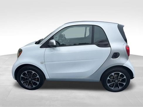 Used 2016 smart fortwo passion RWD image 2