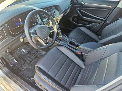 Used 2024 Volkswagen Jetta SE image 9