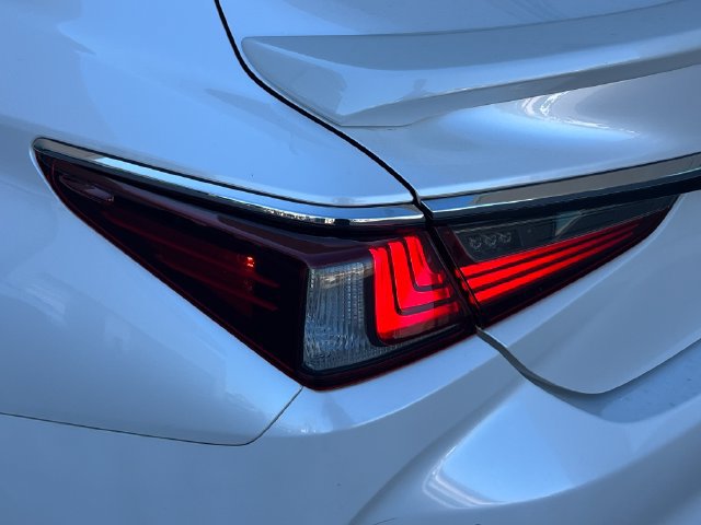Used 2020 Lexus ES 300h w/ Premium Package FWD image 15