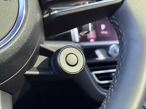 Certified 2026 Porsche Macan image 17