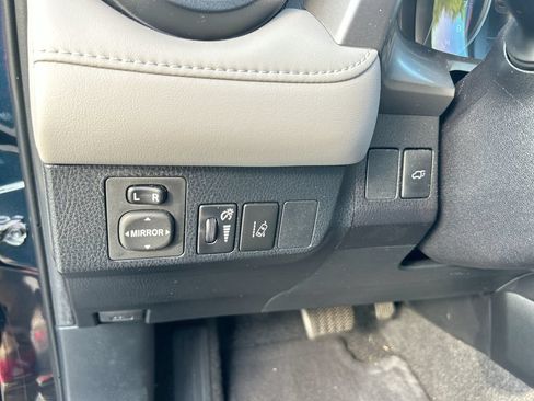 Used 2018 Toyota RAV4 XLE FWD image 13