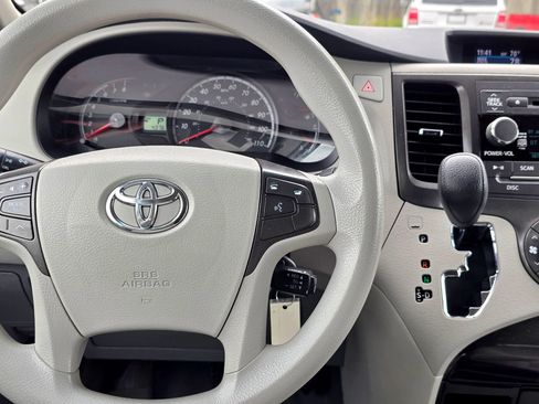 Used 2014 Toyota Sienna LE AWD/4WD image 22
