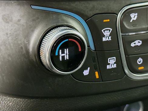 Used 2023 Chevrolet Traverse LT image 19