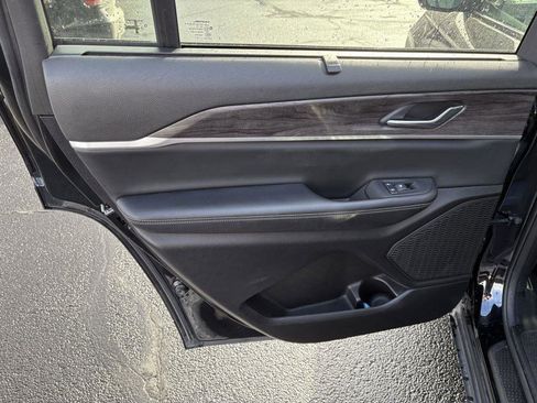 Used 2024 Jeep Grand Cherokee L Limited w/ Luxury Tech Group II image 11