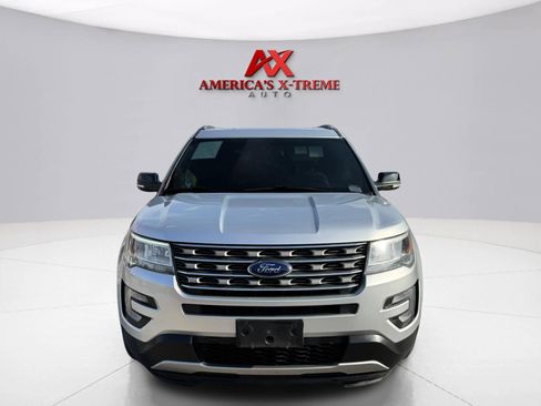 Used 2017 Ford Explorer XLT FWD image 9