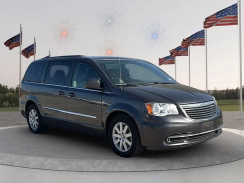 Used 2016 Chrysler Town & Country Touring FWD image 1