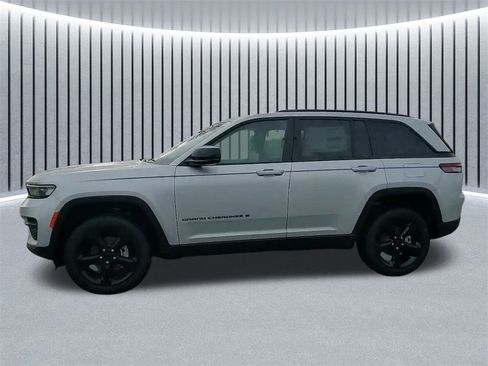 New 2025 Jeep Grand Cherokee Altitude image 18