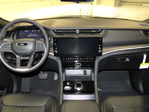 New 2026 Jeep Grand Cherokee L Limited AWD/4WD image 9