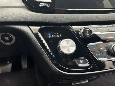 Certified 2025 Chrysler Pacifica Select image 8
