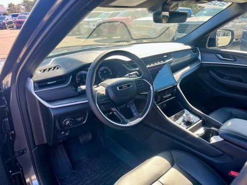 Used 2025 Jeep Grand Cherokee Limited w/ Black Appearance Package AWD/4WD image 12