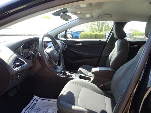 Used 2019 Chevrolet Cruze LT w/ Convenience Package image 11