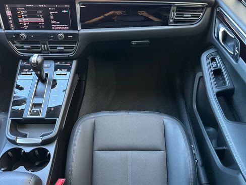 Used 2022 Porsche Macan AWD/4WD image 31