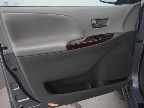 Used 2013 Toyota Sienna XLE w/ Entertainment Pkg image 22