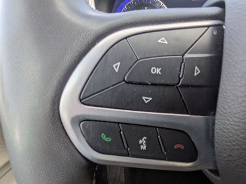 Used 2023 Chrysler Pacifica Touring-L FWD image 26