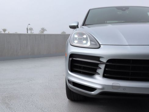 Certified 2022 Porsche Cayenne Platinum Edition w/ Premium Package image 11