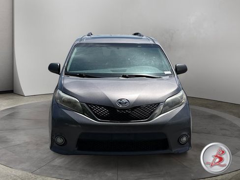 Used 2017 Toyota Sienna SE Premium FWD image 2