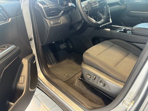 Used 2025 GMC Acadia Elevation image 7