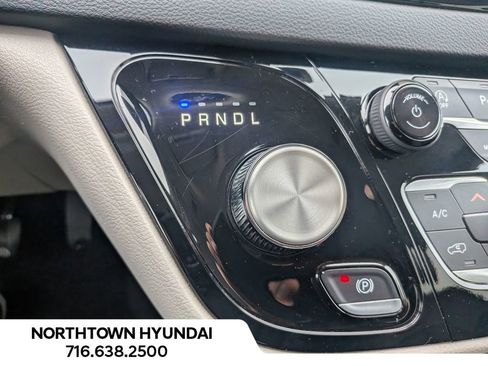 Used 2024 Chrysler Pacifica Touring-L image 15