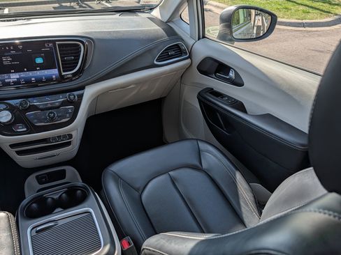 Used 2023 Chrysler Pacifica Touring-L FWD image 11