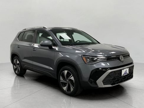 Used 2025 Volkswagen Taos SE AWD/4WD image 1