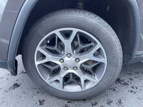 Used 2019 Jeep Grand Cherokee Limited image 34