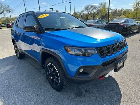 Used 2025 Jeep Compass Trailhawk AWD/4WD image 4