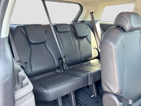 Used 2025 Kia Carnival image 27