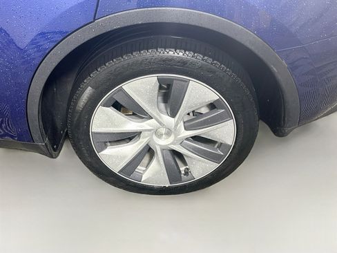 Used 2024 Tesla Model Y Long Range AWD/4WD image 11