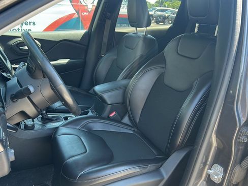 Used 2019 Jeep Cherokee Latitude Plus w/ Cold Weather Group AWD/4WD image 6