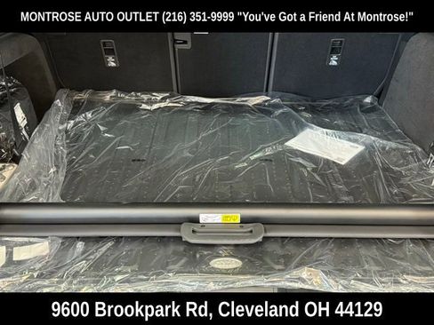 New 2024 Land Rover Discovery Dynamic SE image 30