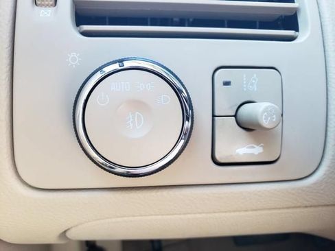 Used 2011 Buick Lucerne CXL FWD image 22