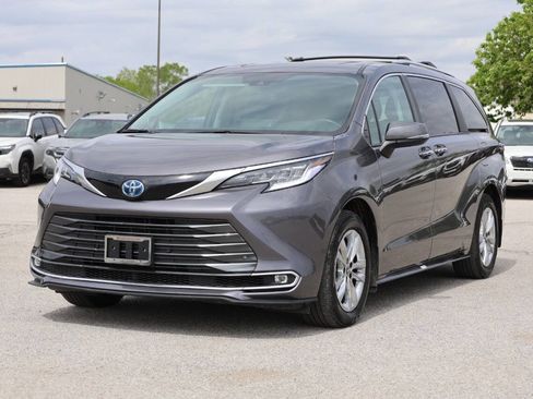 Used 2024 Toyota Sienna Limited AWD/4WD image 6