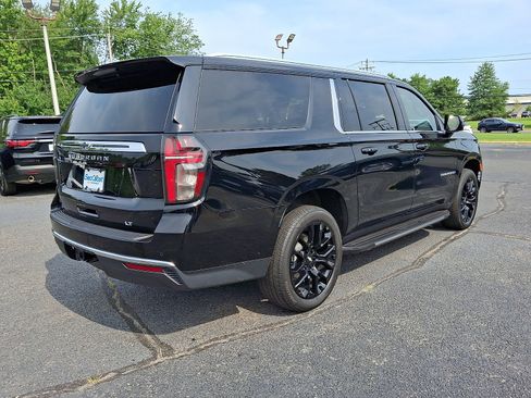Used 2024 Chevrolet Suburban LT w/ Luxury Package AWD/4WD image 6