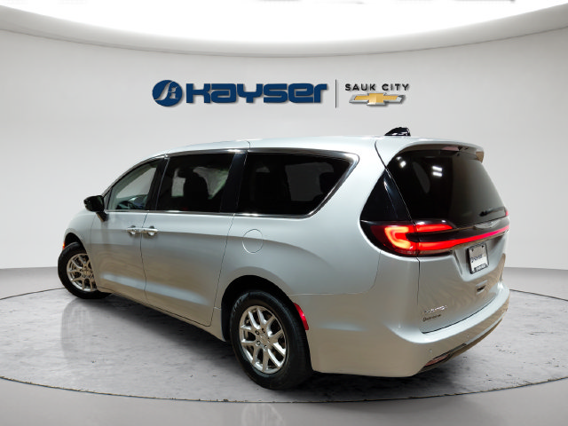 Used 2024 Chrysler Pacifica Touring-L FWD image 5