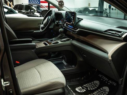 Used 2024 Toyota Sienna LE w/ LE Plus Package image 13