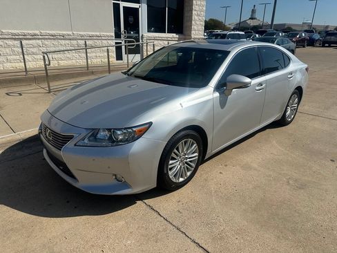 Used 2015 Lexus ES 350 w/ Luxury Package FWD image 3