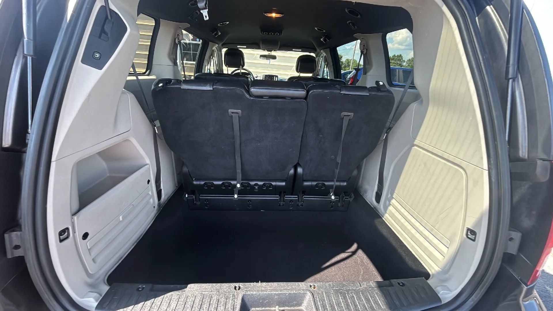 Used 2017 Dodge Grand Caravan SXT FWD image 14