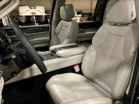 Used 2022 Jeep Wagoneer Series II w/ Premium Group I AWD/4WD image 24