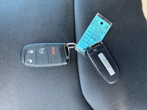Used 2023 Jeep Compass Latitude AWD/4WD image 28
