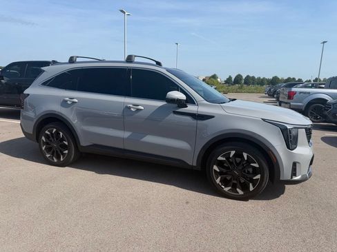 Used 2025 Kia Sorento EX w/ Panoramic Sunroof Package FWD image 2
