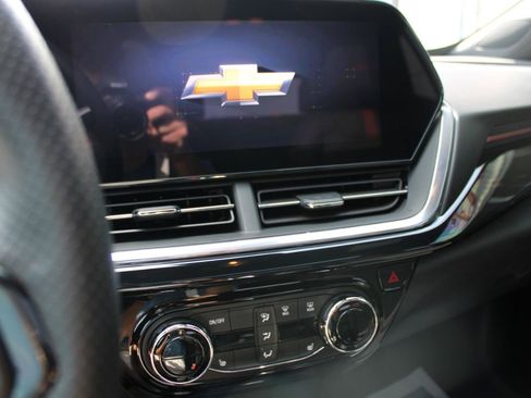 Used 2025 Chevrolet Trax RS w/ Sunroof Package FWD image 26