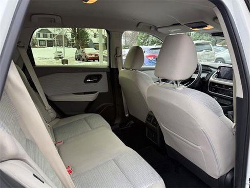 Used 2023 Nissan Rogue SV image 10