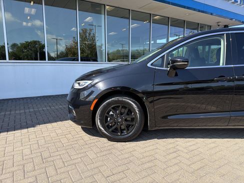 Used 2024 Chrysler Pacifica Touring-L FWD image 9