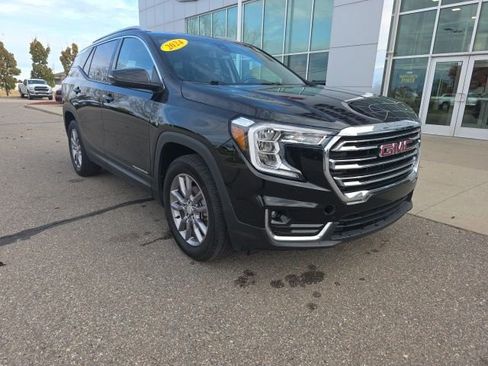 Used 2024 GMC Terrain SLT image 3