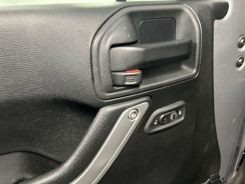 Used 2016 Jeep Wrangler Unlimited Sahara w/ Connectivity Group AWD/4WD image 21
